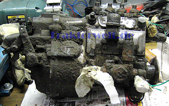 Hanomag D 28 CL - Motor, seine Einspritzpumpe vor der Aufarbeitung